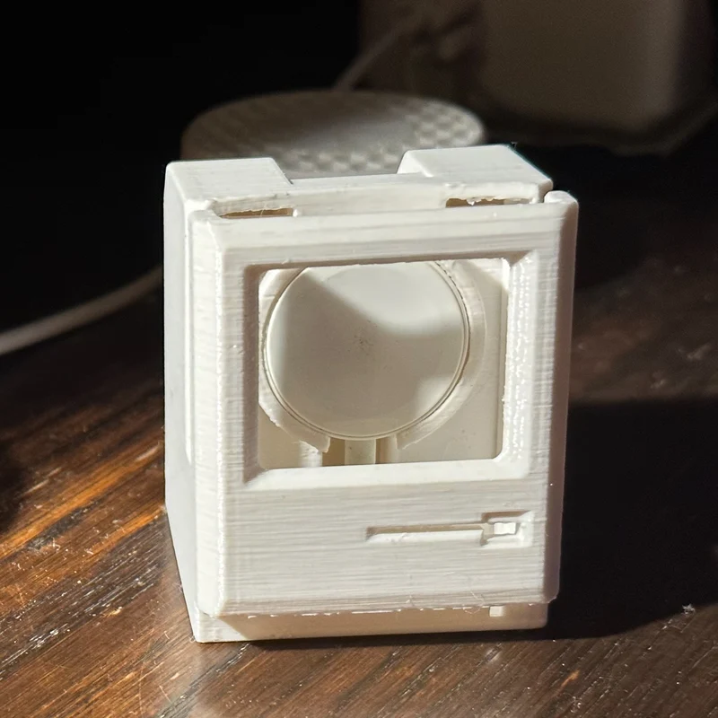 Station de charge Apple Watch dans un design rétro Macintosh (améliorée pour 42 mm)