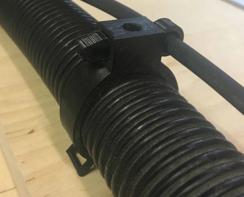 Collier de serrage pour tuyau d'aspiration avec support de câble