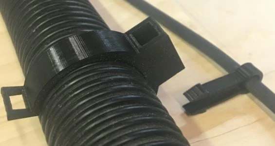 Collier de serrage pour tuyau d'aspiration avec support de câble