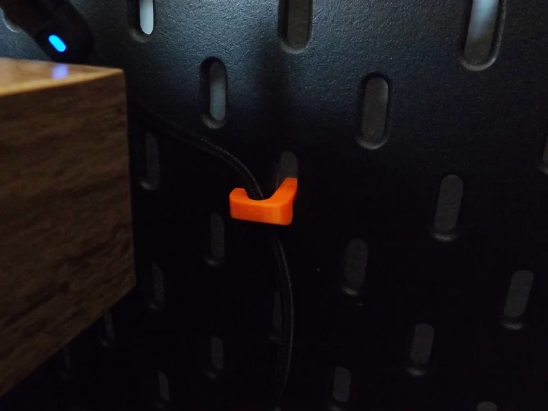 Clips de câble SKADIS pour un acheminement organisé des câbles