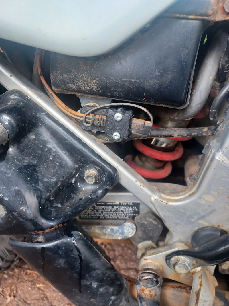 Support de câble pour prise de chargeur de moto