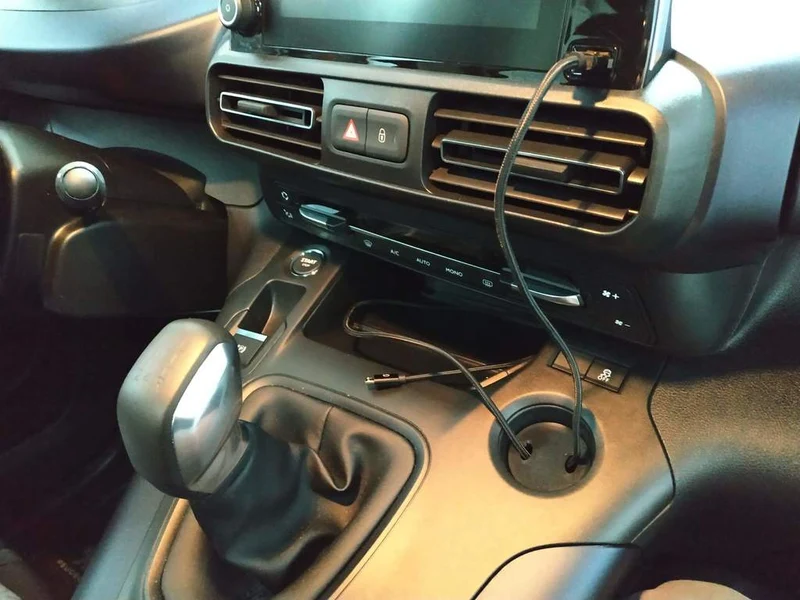 Support de câble USB pour Peugeot Rifter, Citroën Berlingo & Opel Combo (2018+)