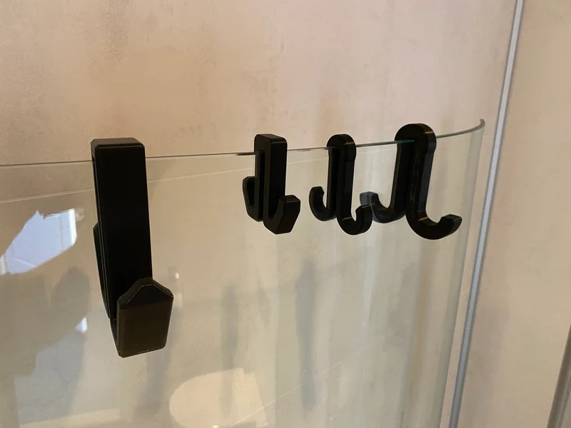 Crochet à serviette pour paroi et porte de douche