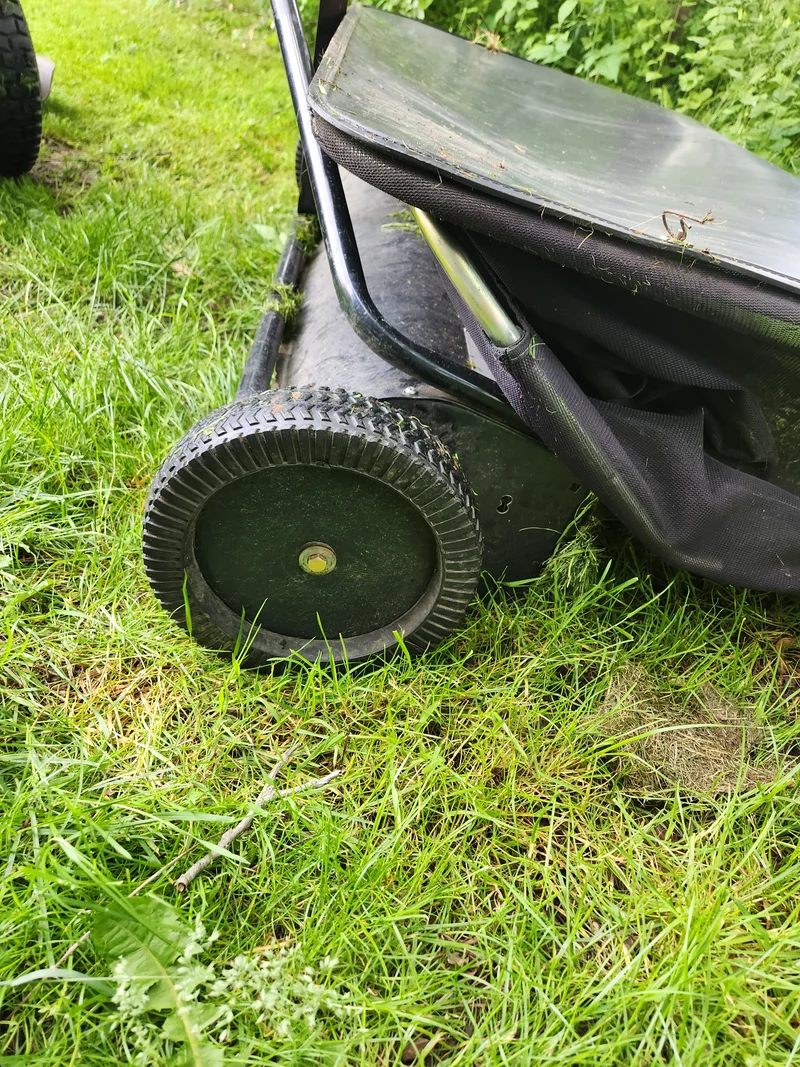Roue de remplacement pour aspirateur à gazon Yard Commander