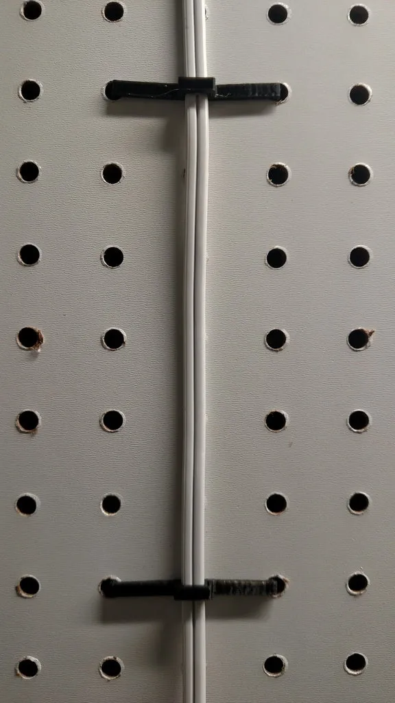 Clips de câble Pegboard pour câbles d'alimentation