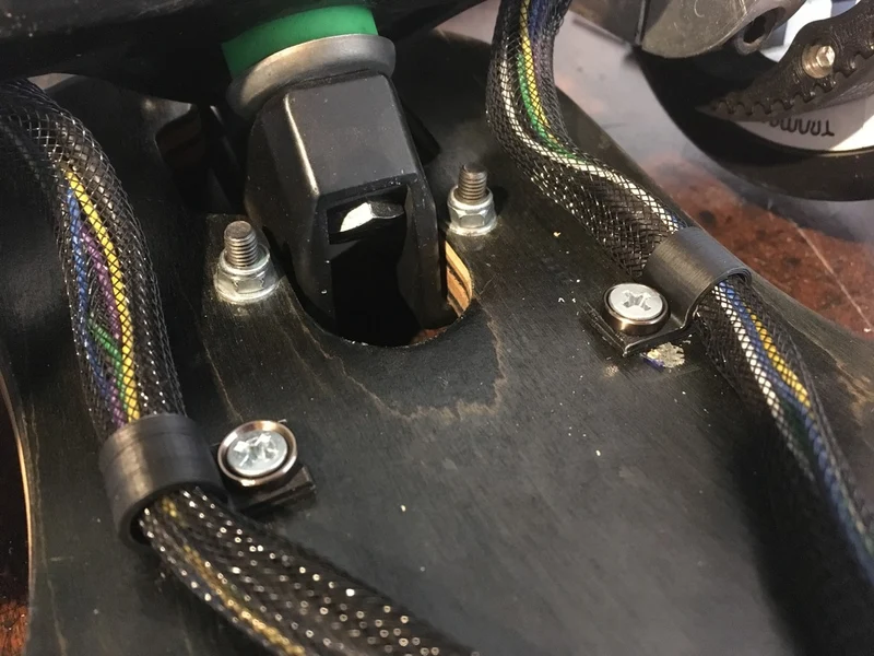 Serre-câble pour skateboard électrique