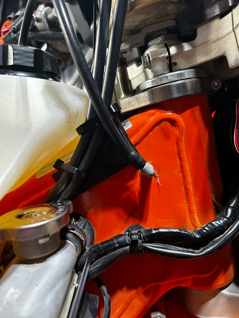 Fixation de câble KTM 500 pour câble d'accélérateur - Montage de protection pour moto tout-terrain