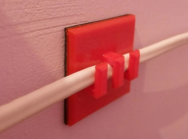 Serre-câble pratique avec ruban adhésif double face