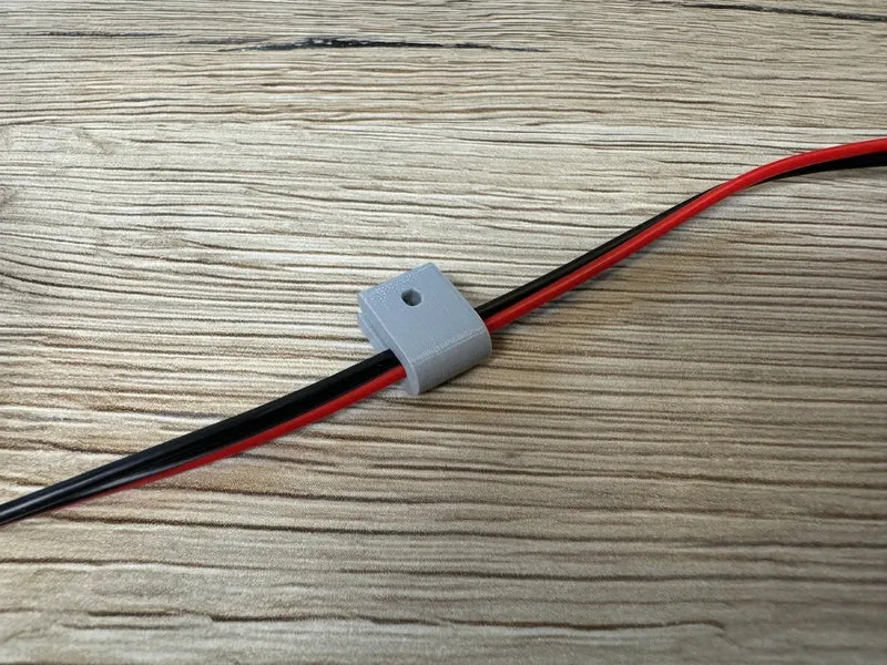 Clip de câble pour un câble organisé.