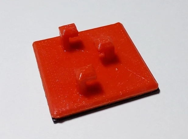 Serre-câble adhésif pour câbles et fils