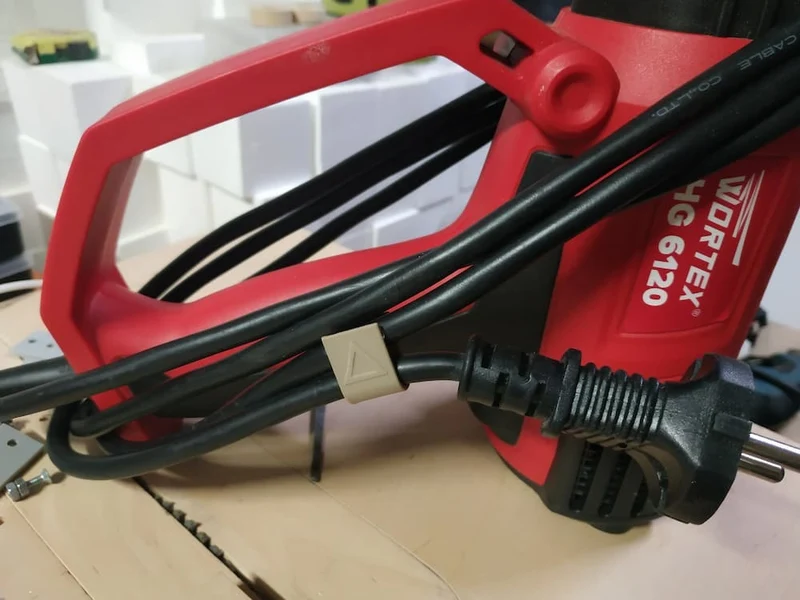 Serre-câble pour une fixation sûre des câbles 220V