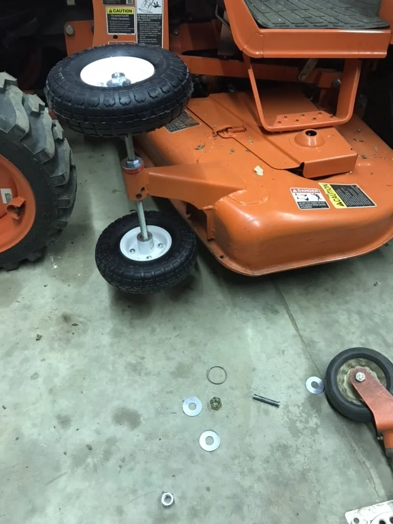 Support de rangement pour tondeuse à gazon Kubota à montage central RCK-60-30BA