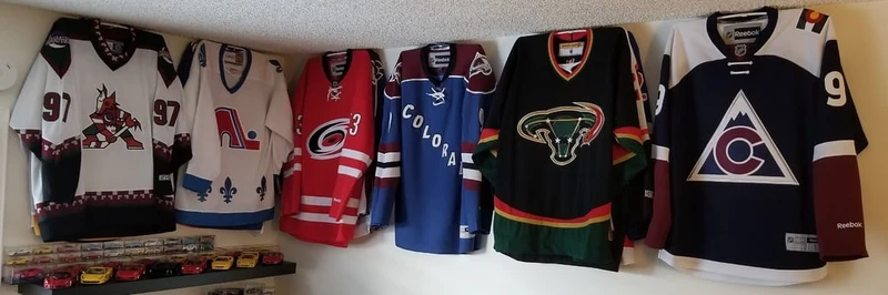 Support mural pour 4 maillots de hockey