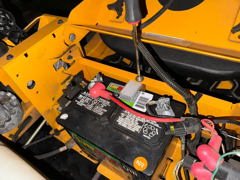 Support de batterie sécurisé avec verrouillage à came pour tondeuse à gazon Cub Cadet ZT1+ZT2