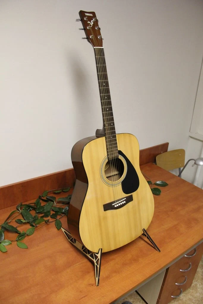 Support pour guitare acoustique découpé au laser