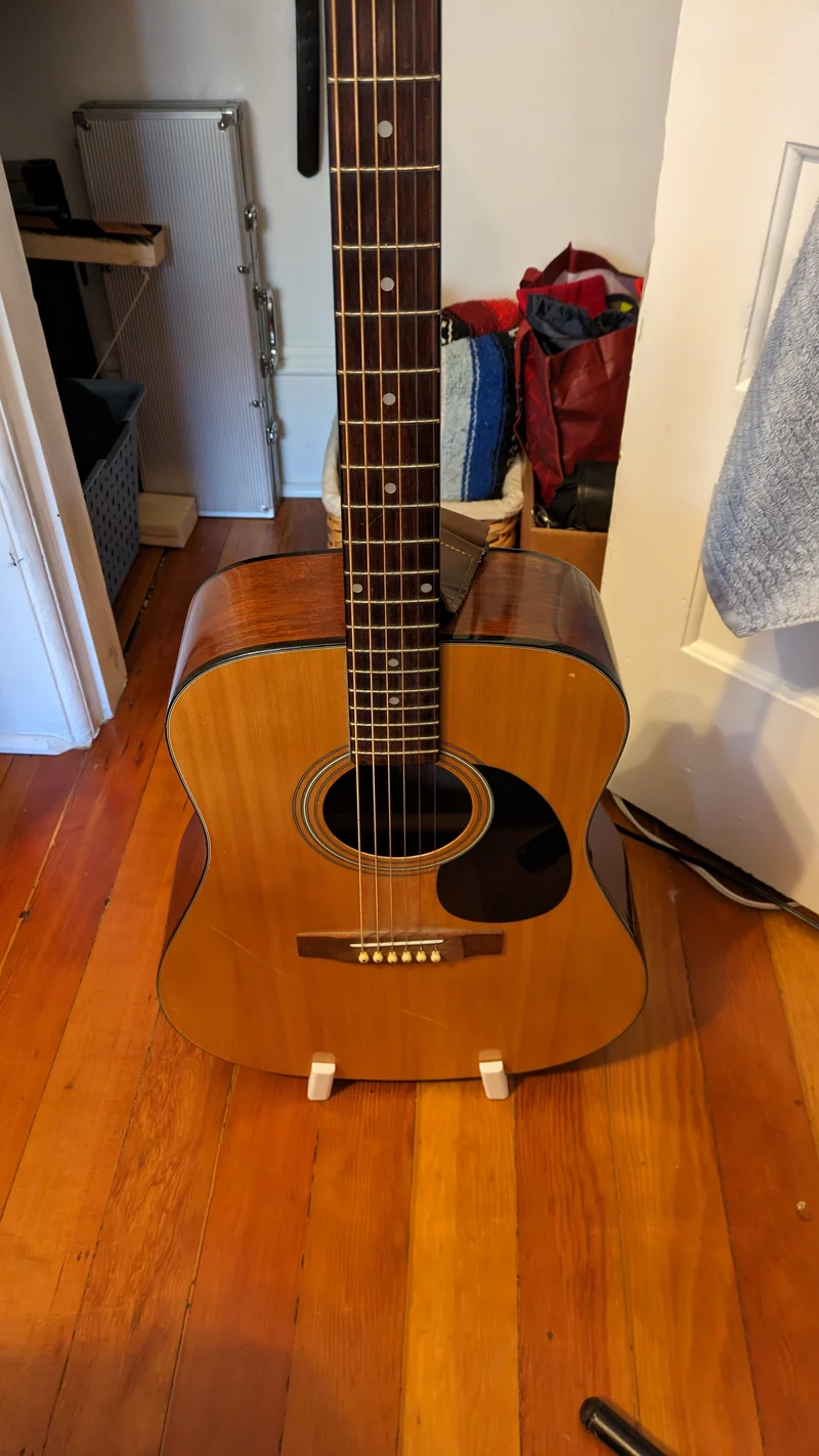 Support autonome pour guitare acoustique