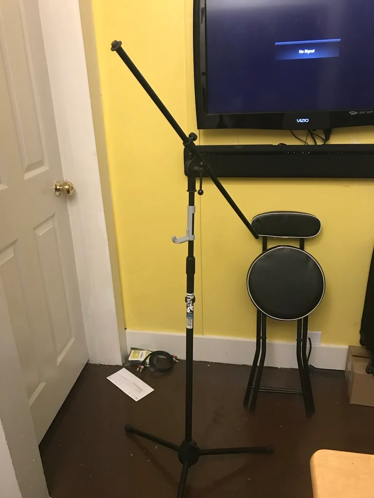 Support à clipser pour pied de microphone - Organisation des câbles et des écouteurs