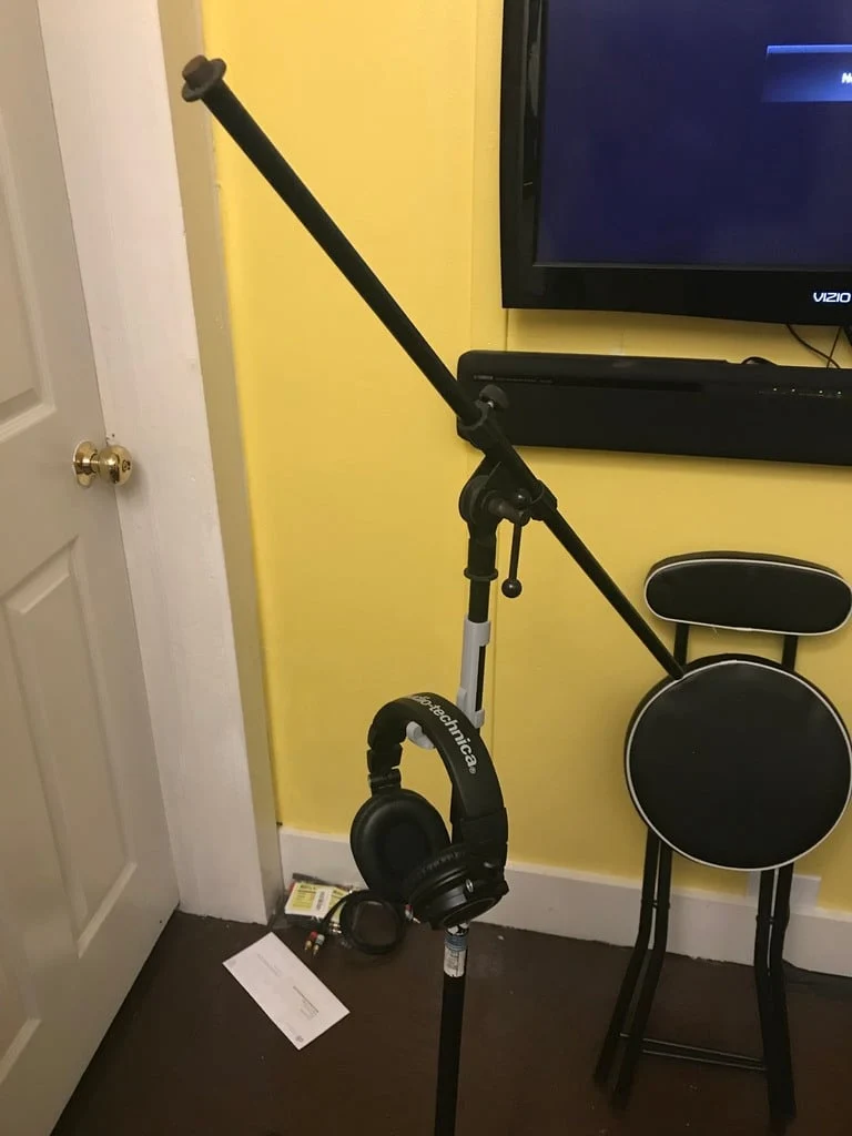 Support à clipser pour pied de microphone - Organisation des câbles et des écouteurs