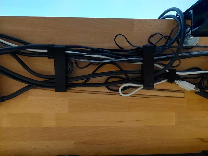 Support de câble discret pour montage sous le bureau