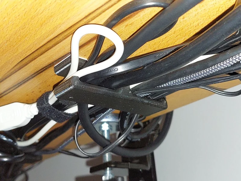 Support de câble discret pour montage sous le bureau
