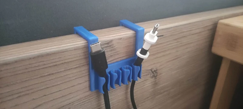 Support de câble USB pratique avec de la place pour quatre câbles