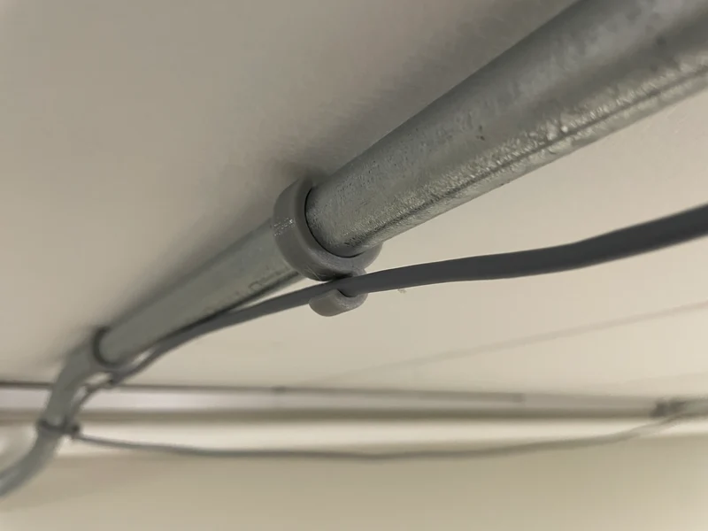 Clips à encliqueter EMT pour la gestion des câbles sur les tuyaux