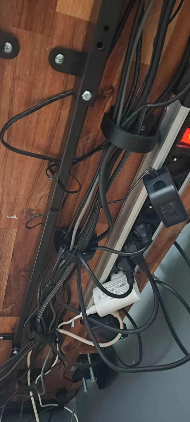 Organisateur de câble de bureau