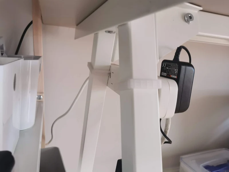 Organisateur de câbles et support de prise IKEA Trotten pour bureau