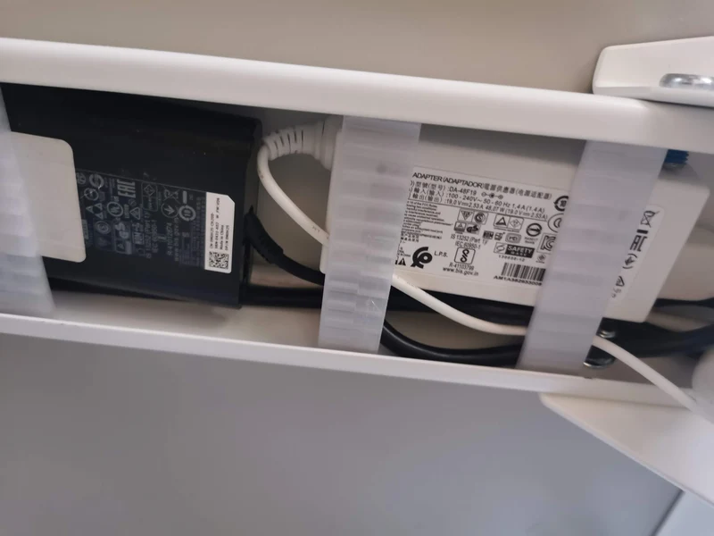 Organisateur de câbles et support de prise IKEA Trotten pour bureau