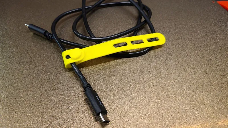 Support de câble et enrouleur de câble pratiques en TPU/TPE
