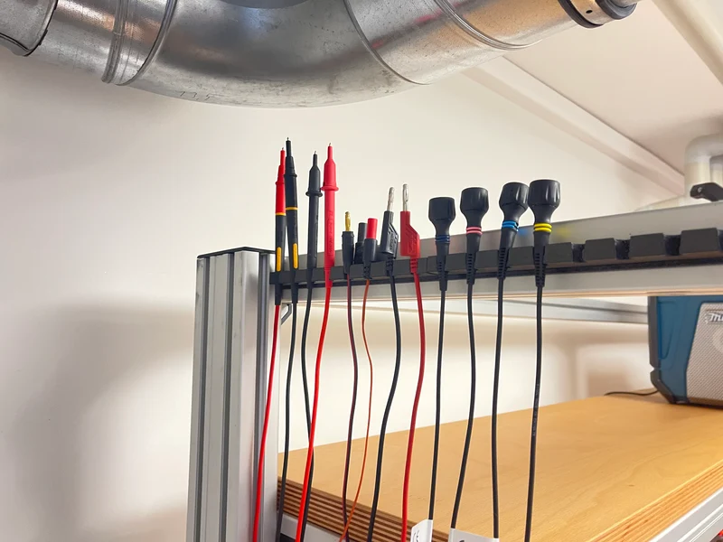 Suspension paramétrique pour sonde et câble pour profilé en aluminium