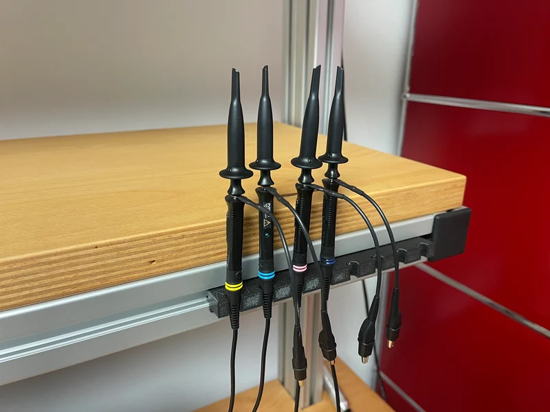 Suspension paramétrique pour sonde et câble pour profilé en aluminium