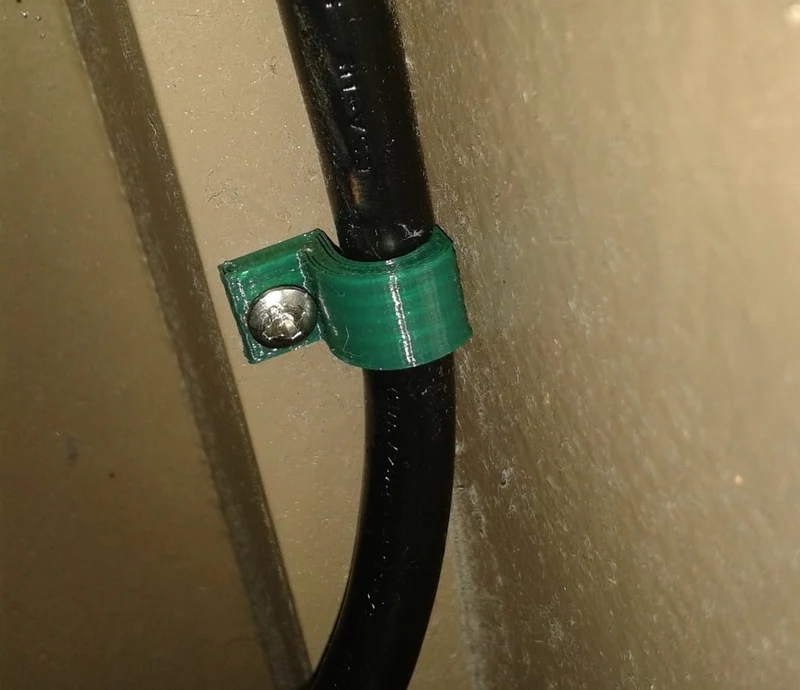 Serre-câble paramétrique pour montage à plat et en angle