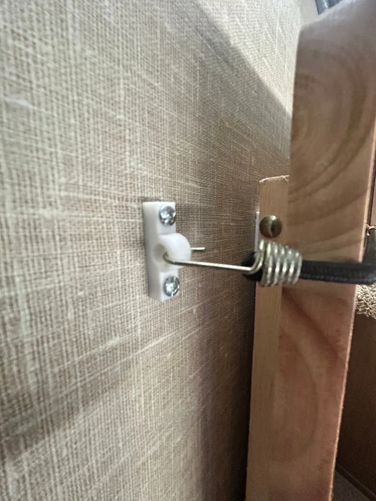 Support de cordon élastique pratique pour tables de voyage