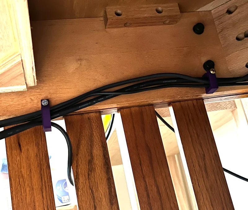 Clip de câble et suspension pratiques pour la gestion des câbles