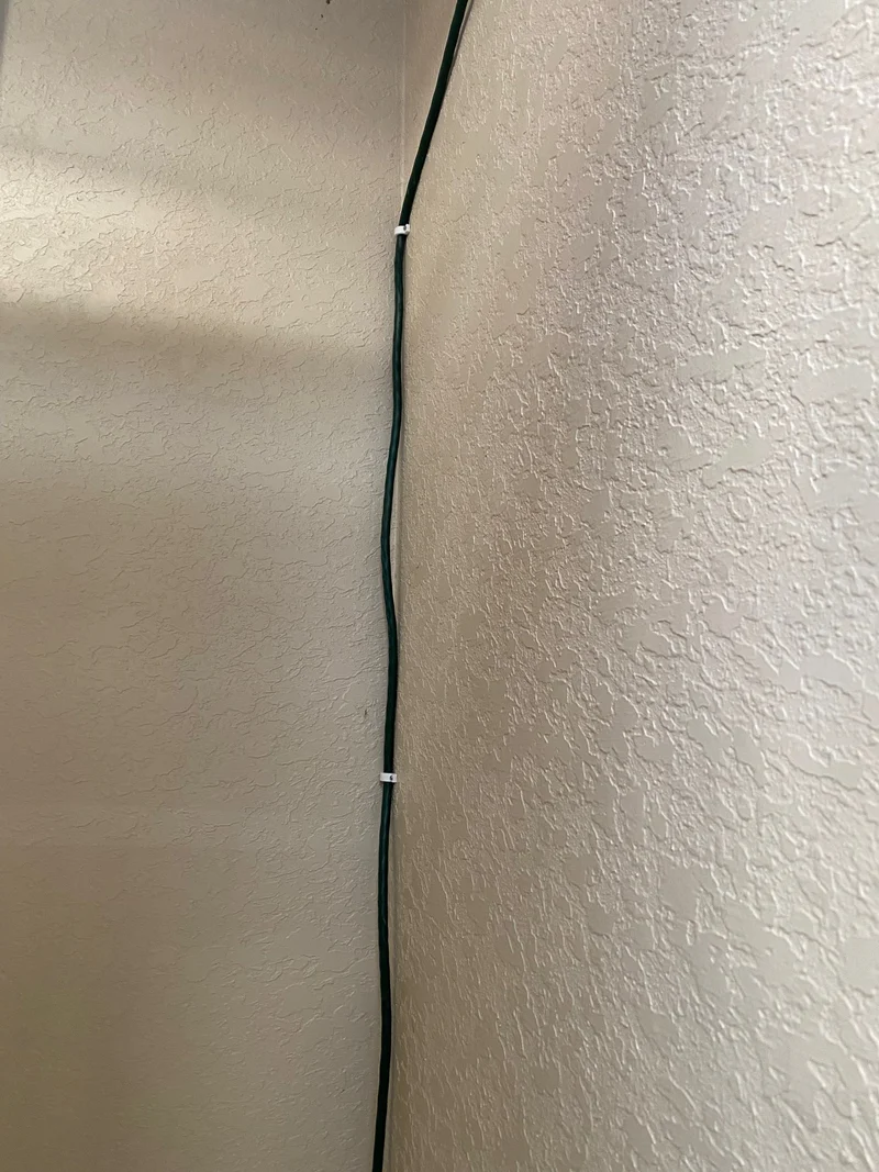 Câble d'alimentation avec clip mural