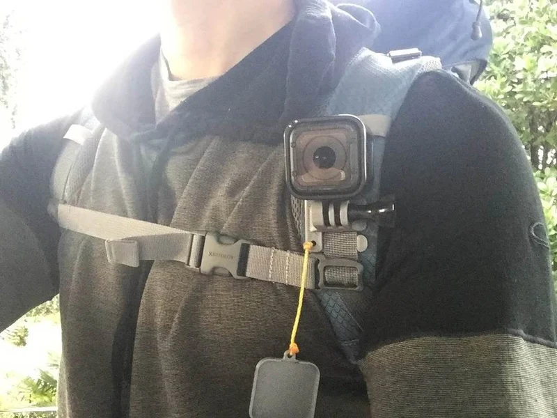 Fixation de sac à dos GoPro Session sur bandoulière avec couvercle d'objectif