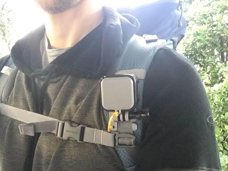 Fixation de sac à dos GoPro Session sur bandoulière avec couvercle d'objectif