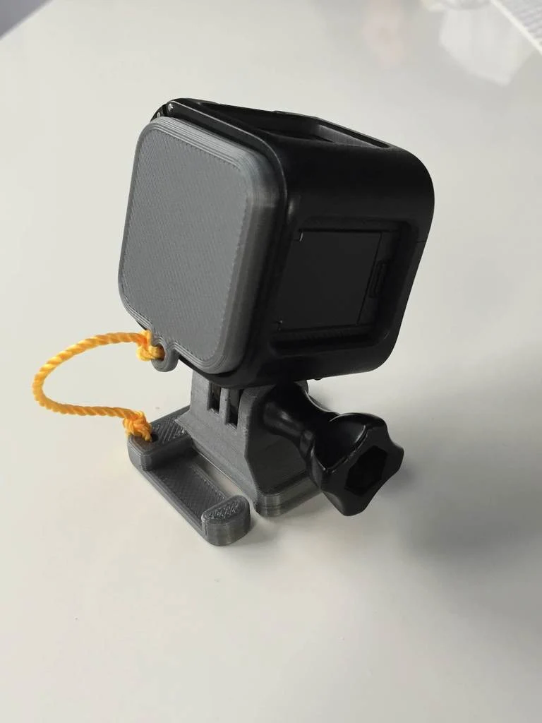 Fixation de sac à dos GoPro Session sur bandoulière avec couvercle d'objectif