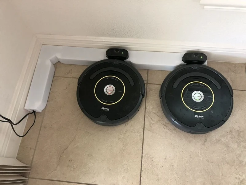 Station d'accueil Roomba et système de gestion des câbles