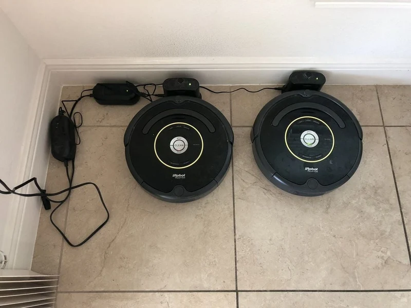 Station d'accueil Roomba et système de gestion des câbles