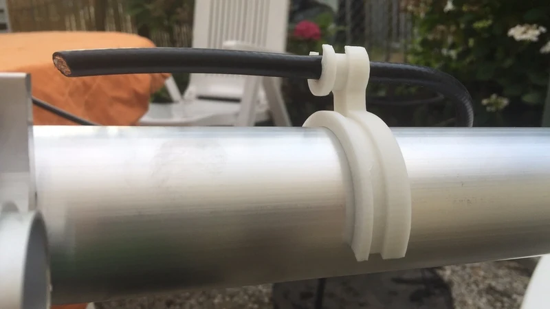 Serre-câble pour antennes et mâts
