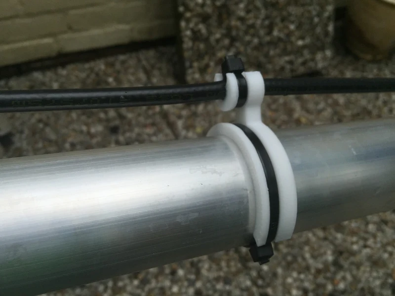 Serre-câble pour antennes et mâts