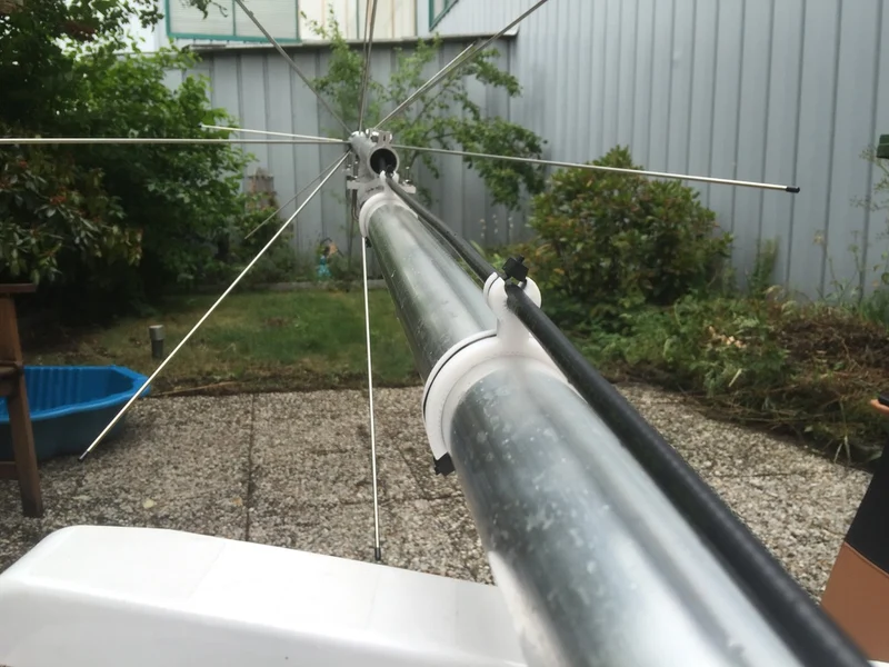 Serre-câble pour antennes et mâts