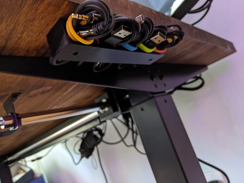 Organisateur de câbles pour câbles USB sous le bureau
