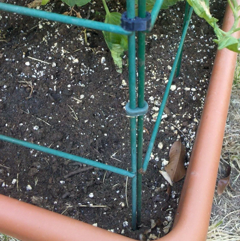 Serre-câble pour support de plantes dans le jardin
