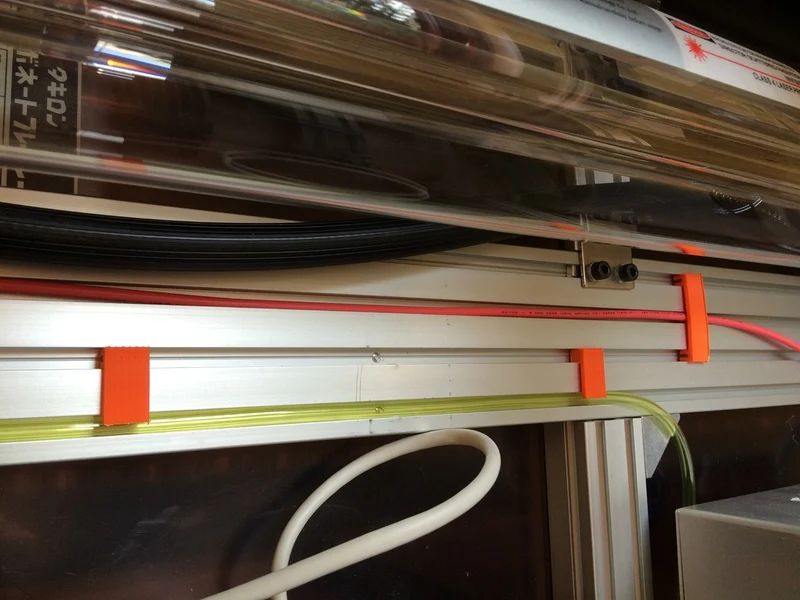 Serre-câble Lasersaur pour une gestion efficace des câbles