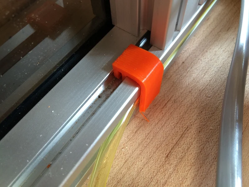 Serre-câble Lasersaur pour une gestion efficace des câbles