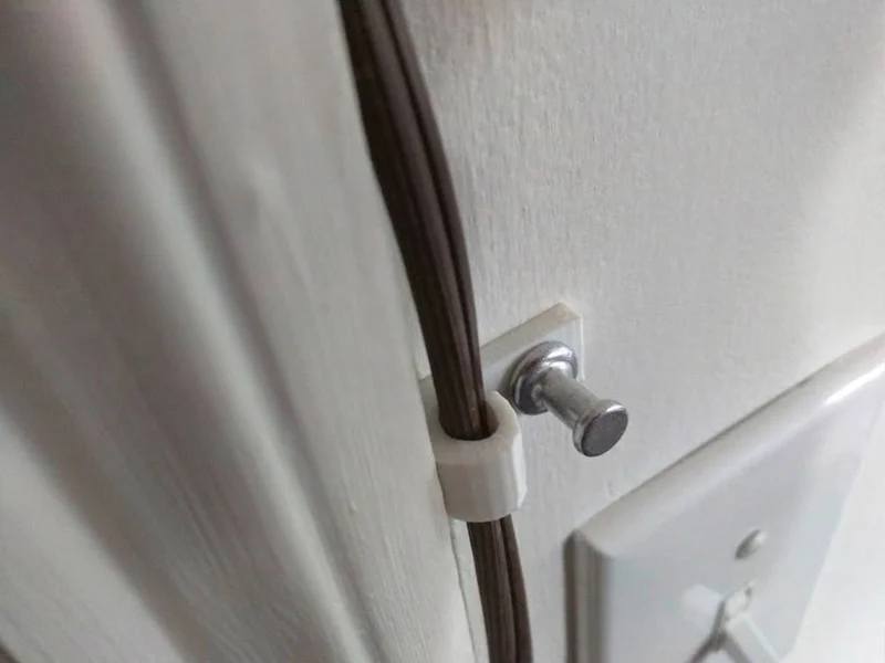 Support de câble flexible avec fixation par punaise