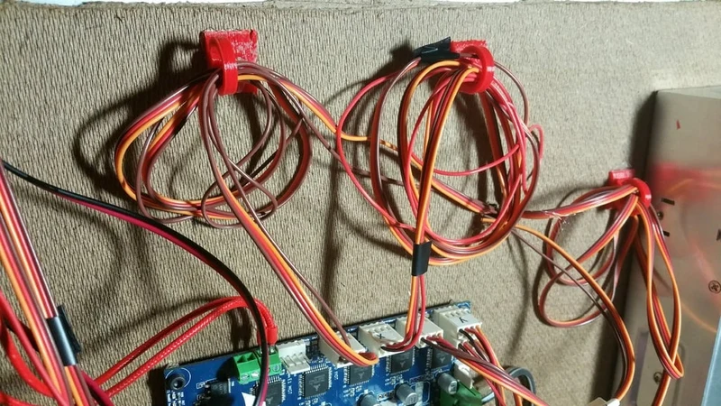 Clips de gestion des câbles pour surfaces planes